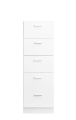 Weiße, hohe Kommode mit fünf Schubladen und Sockel von String Furniture. Moderne Schlafzimmer Kommode.