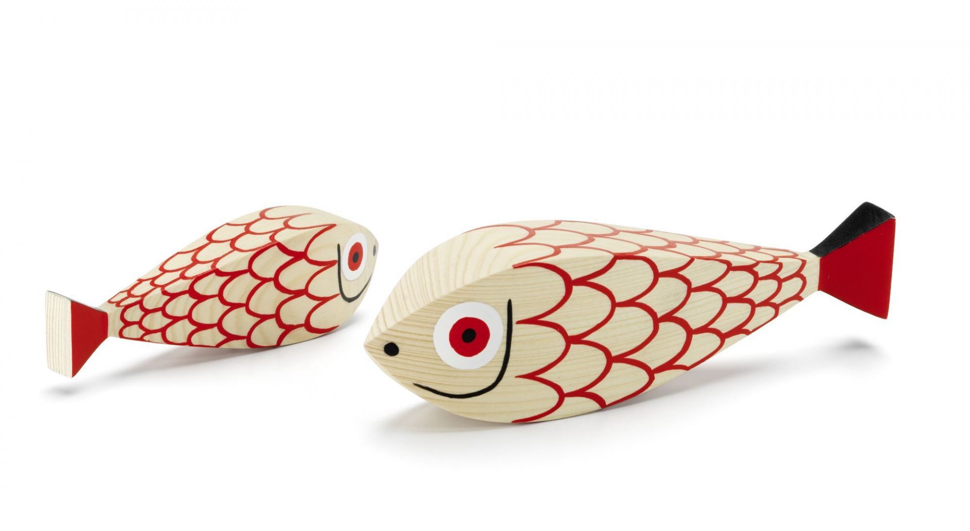 Vitra Wooden Dolls Mother Fish & Child 2er Set: Zwei dekorative Holzfische mit roter Bemalung.