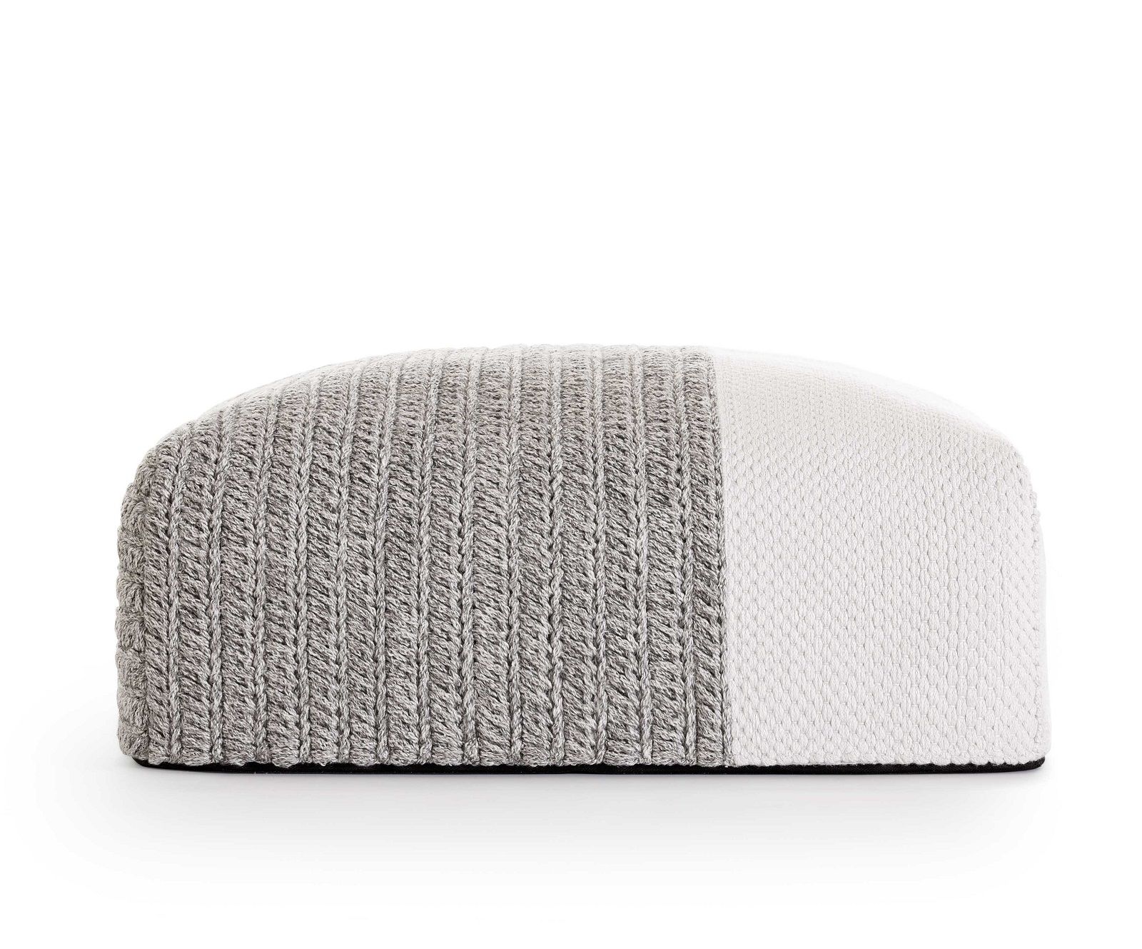 Grauer und weißer Mangas Pouf Hocker von Gan, gestrickter Outdoor Sitzhocker für Garten und Terrasse.