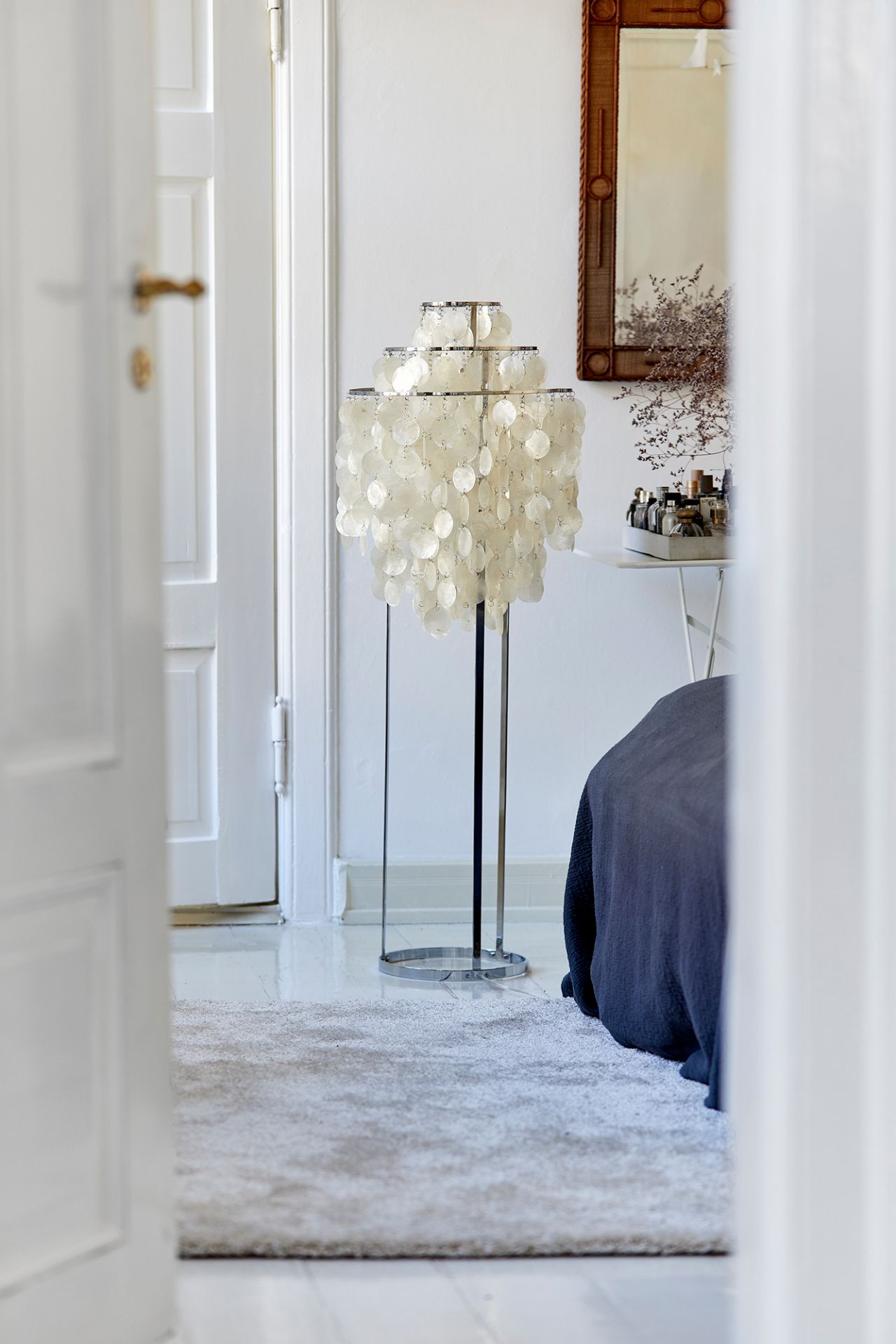 FUN 1STM Stehleuchte von Verpan mit Muscheln in hellem, modernem Schlafzimmer.