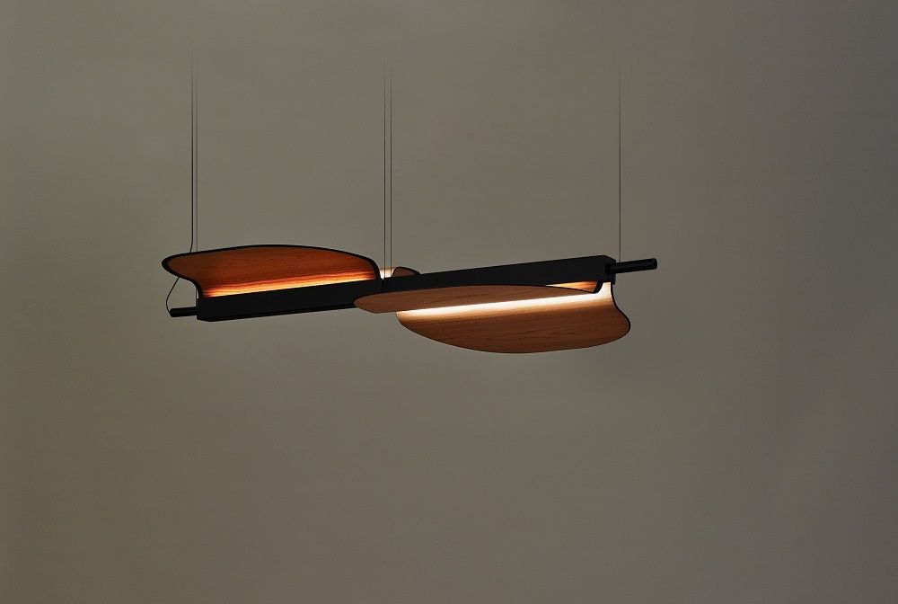 Omma Pendelleuchte mit zwei Holzblättern von LZF Lamps, moderne Hängeleuchte mit warmem Licht.