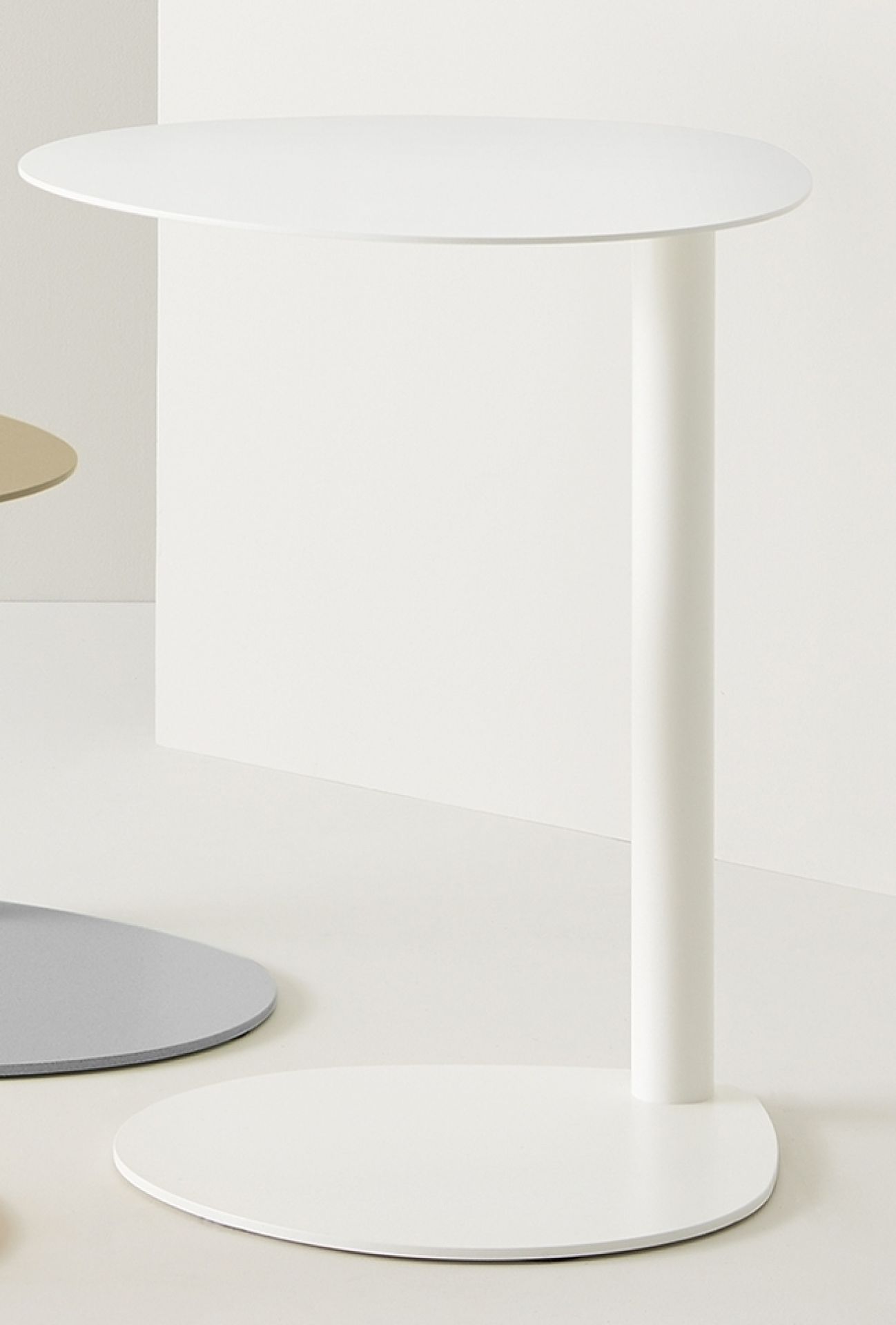 Weißer Easy Boy Beistelltisch von Segis, mittelgroß, mit runder Tischplatte und Fuß.