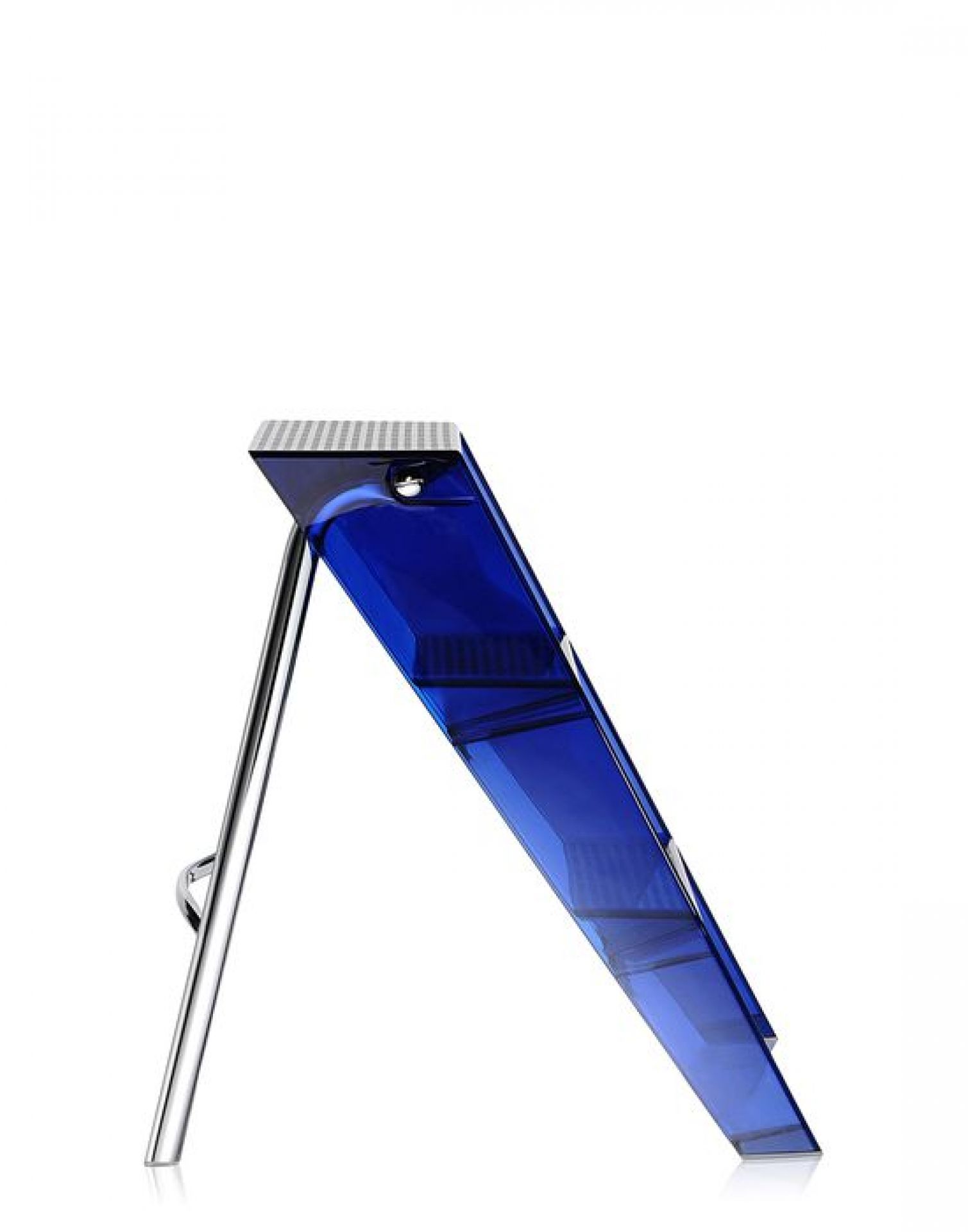 Nahaufnahme der blauen Kartell Upper Klappleiter mit silbernen Beinen, modernes Design für den Haushalt.