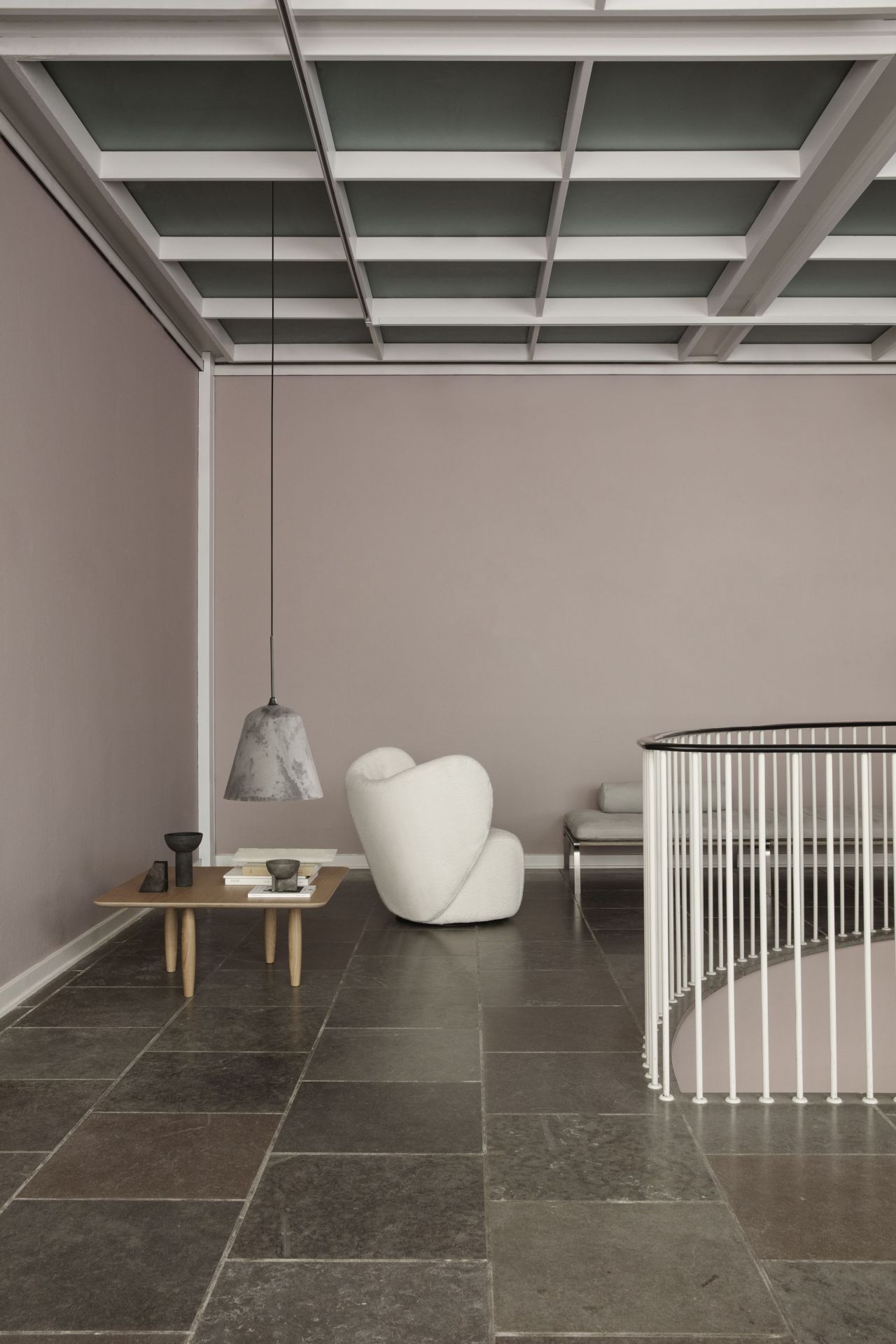 Oku Couchtisch von Norr11 aus Eiche mit schwarzer Tischplatte in stilvollem Interieur.