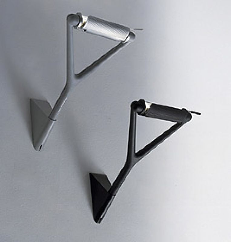 Zwei moderne Lola Wandleuchten von Luceplan in Grau und Schwarz an einer Wand.