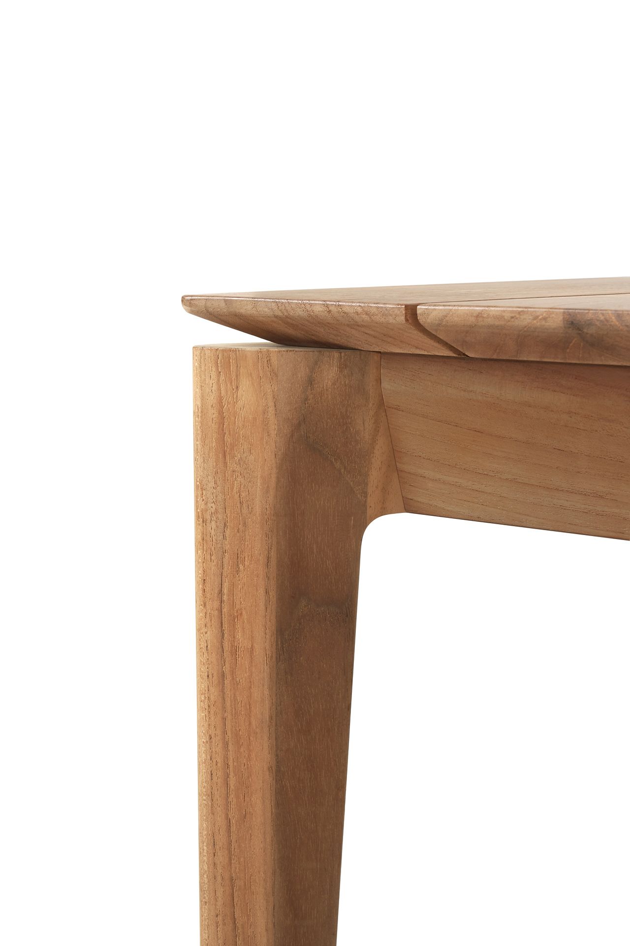 Detailaufnahme der Ethnicraft Bok Teak Bank: Bein und Sitzfläche aus massivem Teakholz.