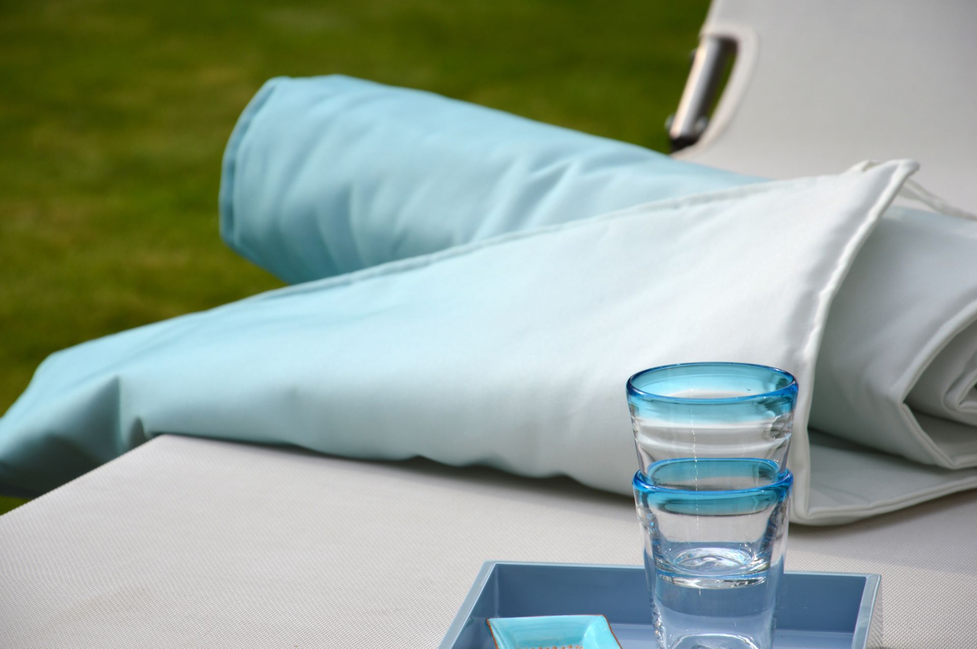 Luxury Auflage Padua Aqua Jan Kurtz, hellblaue Gartenmöbel Auflage für Liege und Lounge.