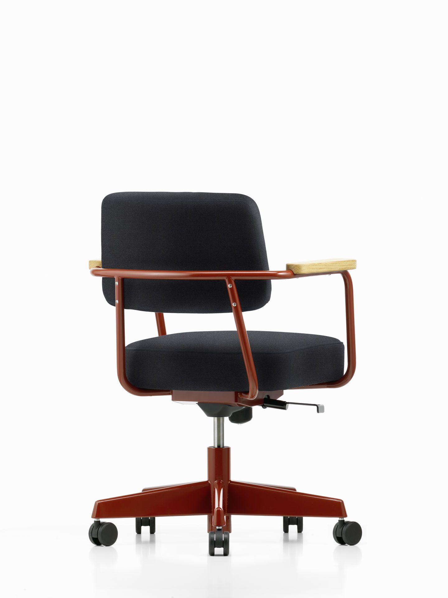 Vitra Fauteuil Direction Pivotant Bürostuhl mit schwarzem Bezug und rotem Gestell.