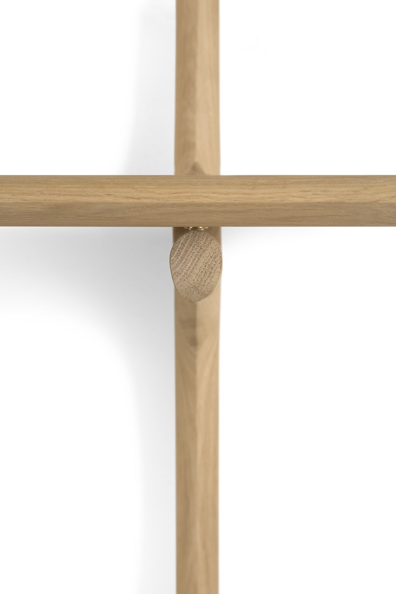 Detailaufnahme: Ethnicraft PI Wandregal aus massivem Eichenholz, modernes Design für die Wandmontage.