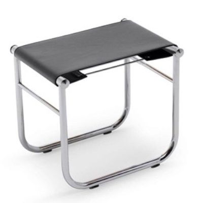 Schwarzer Leder Cassina Hocker / Tabouret mit verchromtem Stahlrohr Gestell.