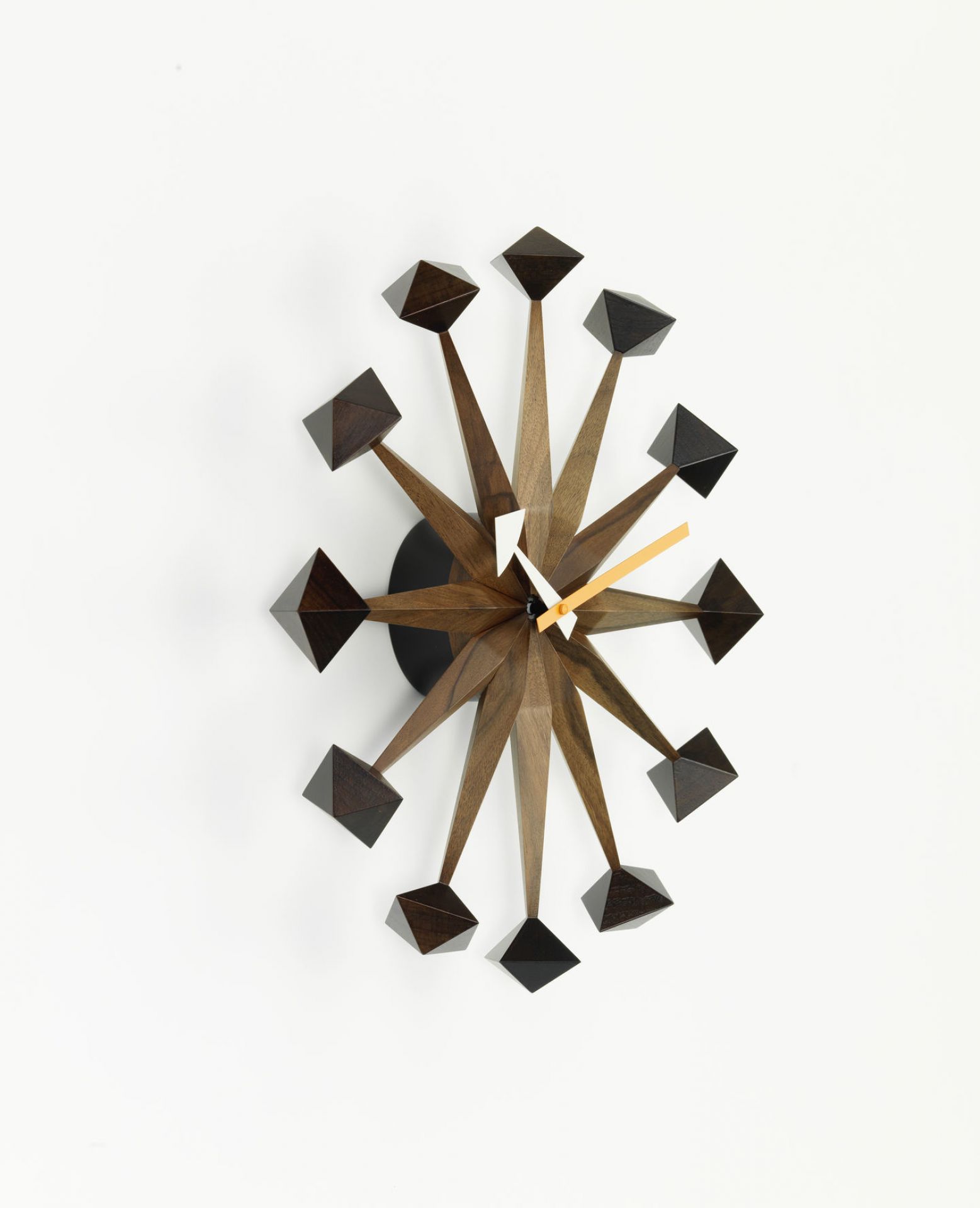 Polygon Clock Wanduhr von Vitra, moderne Designer Wanduhr aus Holz mit geometrischen Formen.