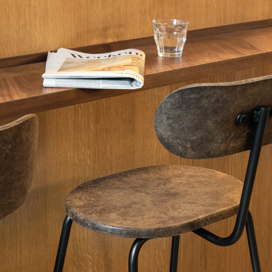 Dunkler Earth Stool Barhocker mit Rückenlehne, nachhaltiger Hocker aus recyceltem Kunststoff für die Bar.