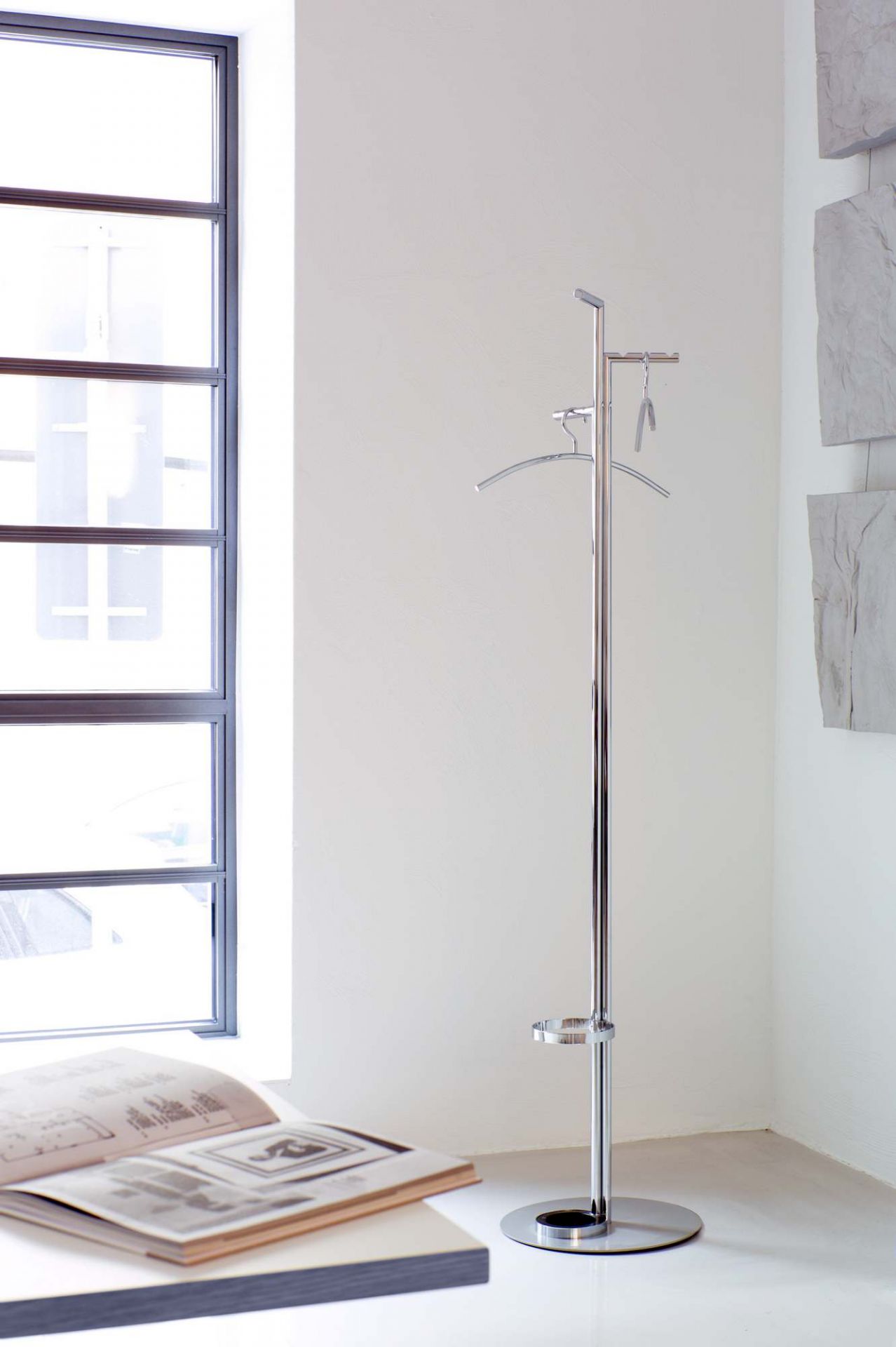 Zinox Garderobenständer von Schönbuch, moderner, verchromter Kleiderständer mit Schirmständer und Kleiderbügel, freistehend im minimalistischen Interieur.