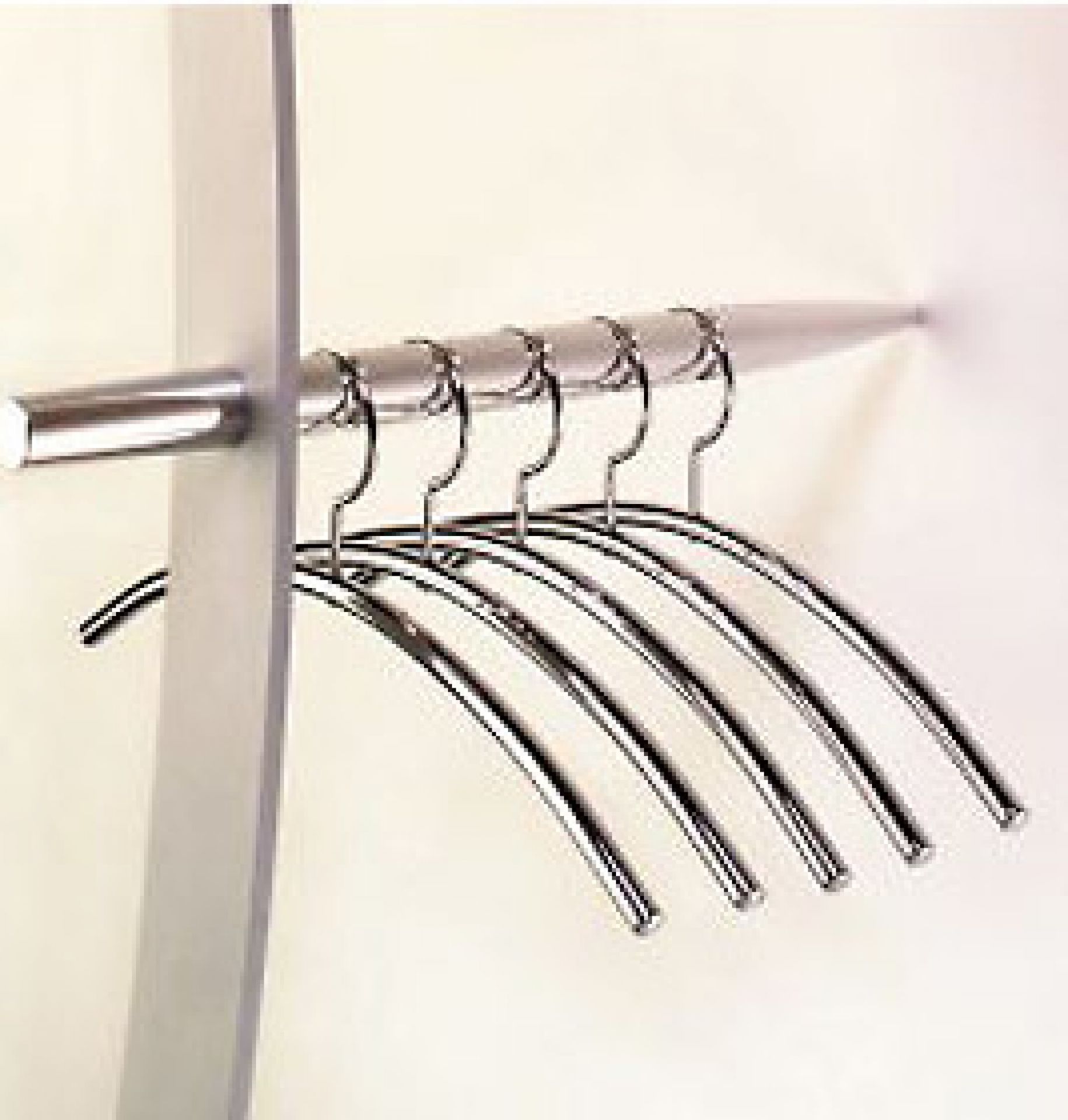 Silberne Cascando Kleiderbügel aus Chrom an einer Garderobe, elegante und moderne Aufbewahrung für Kleidung.