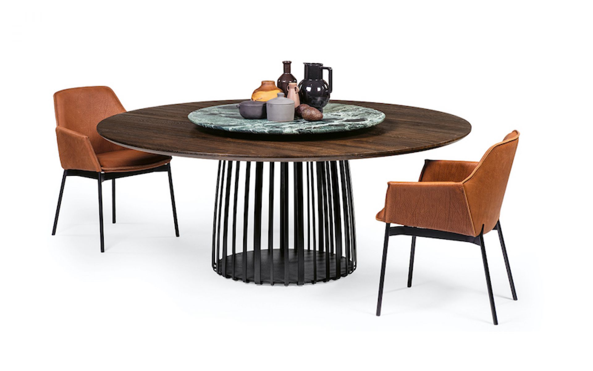 Runder BC 07 Basket Tisch von Janua mit Holzplatte und zwei Stühlen.