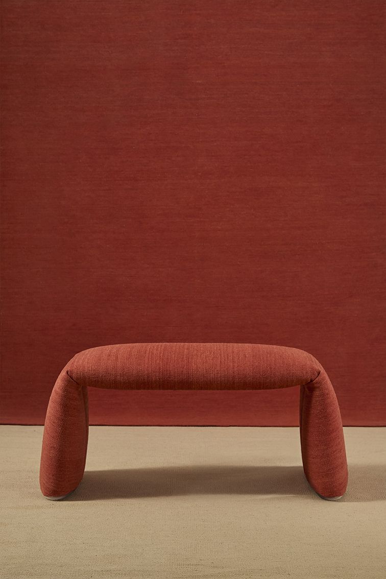 Safranrote Bank "Folded Colors" von Nanimarquina: Gepolsterte Sitzbank für Wohnzimmer und Wartebereiche.
