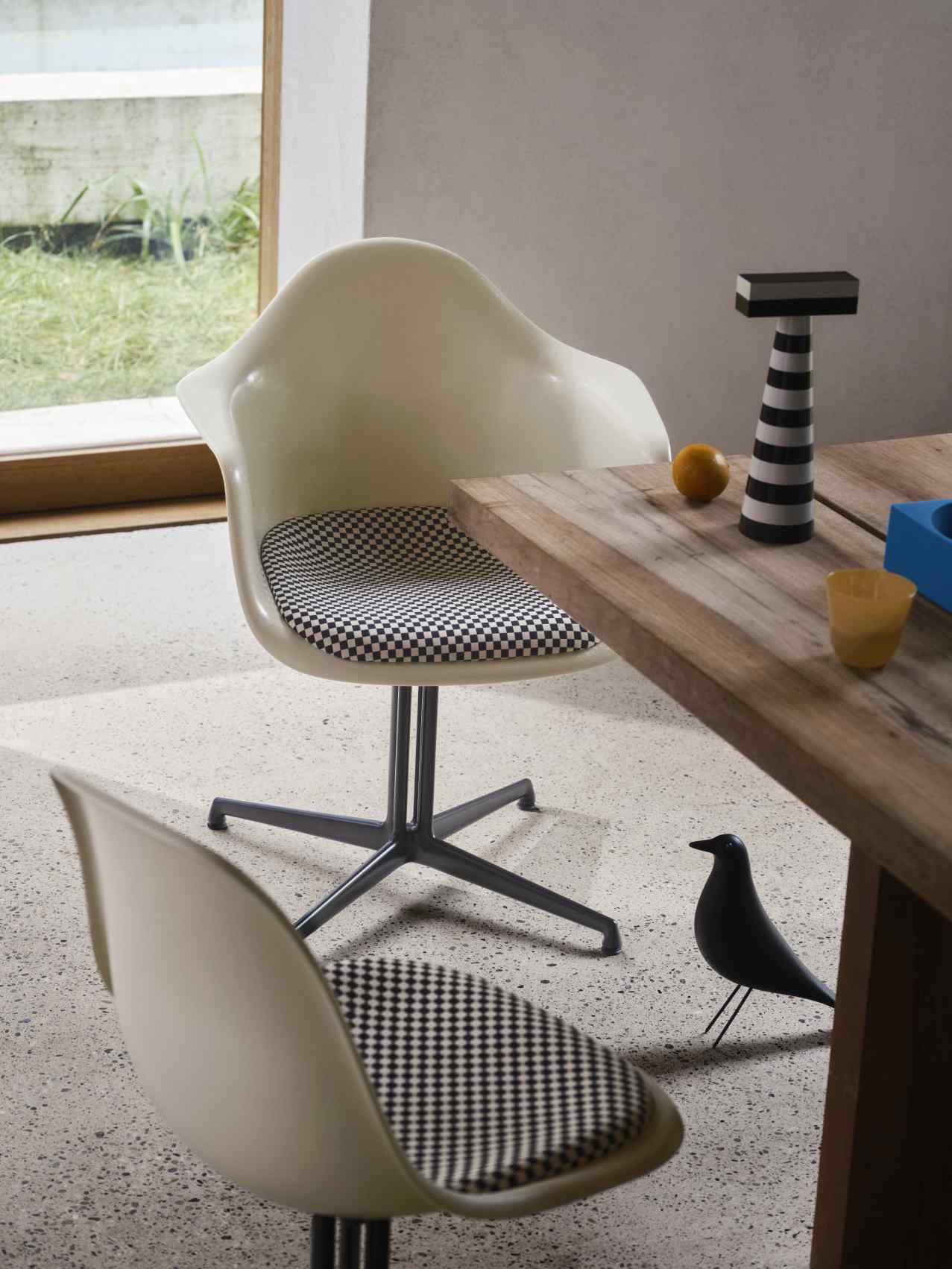 Eames House Bird Skulptur Esche schwarz Vitra 