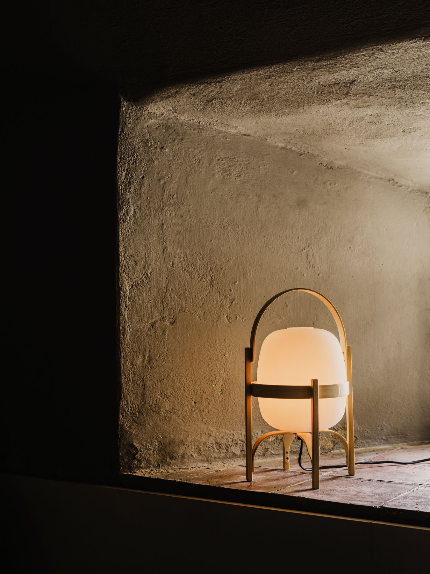 Cestita Tischleuchte mit Opalglasschirm von Santa & Cole, warmes Licht, Holzgestell, moderne Tischlaterne.