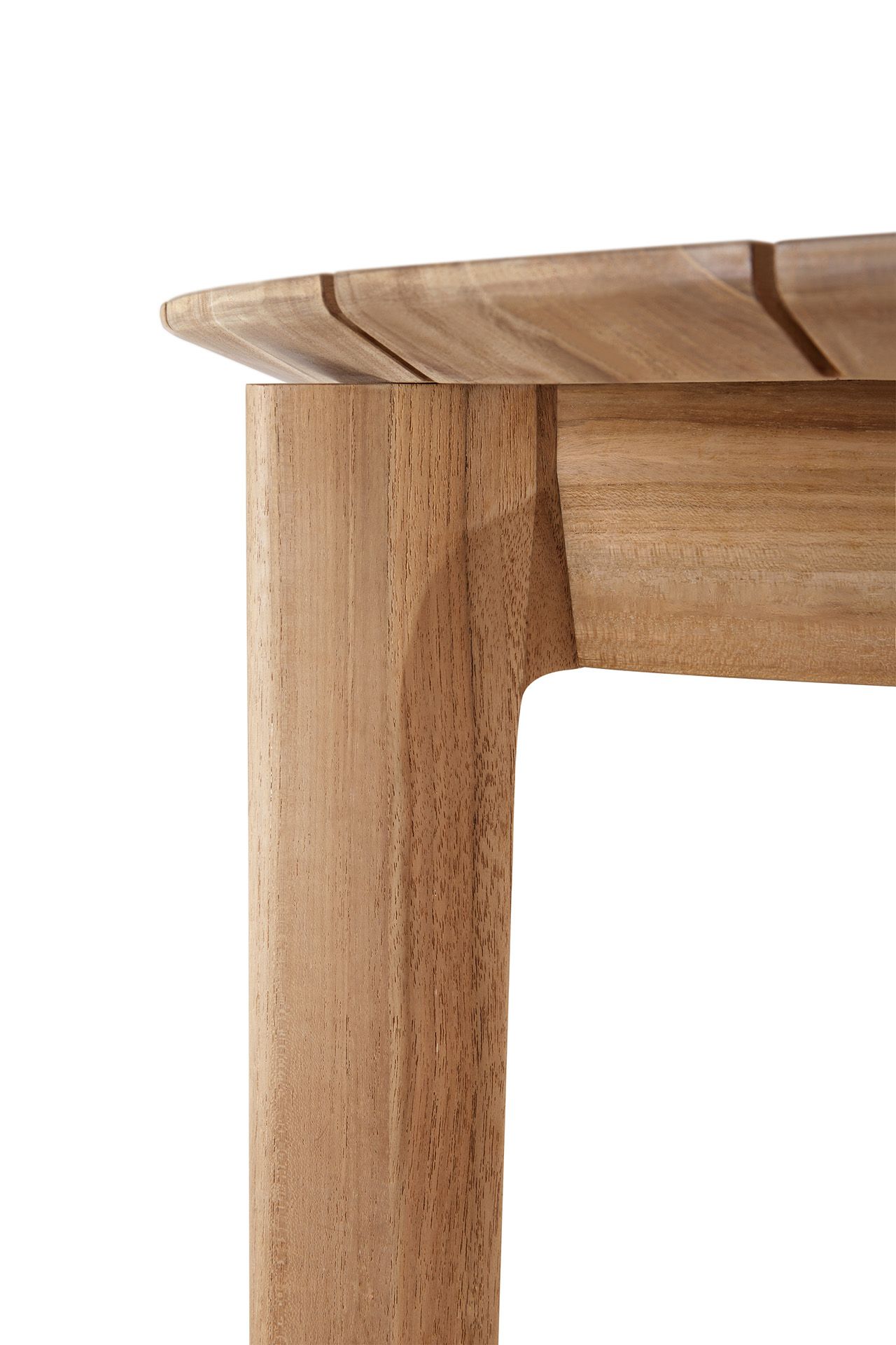 Detailaufnahme des Ethnicraft Bok Outdoor Tisches aus Teakholz, Fokus auf Tischbein und Tischplatte.