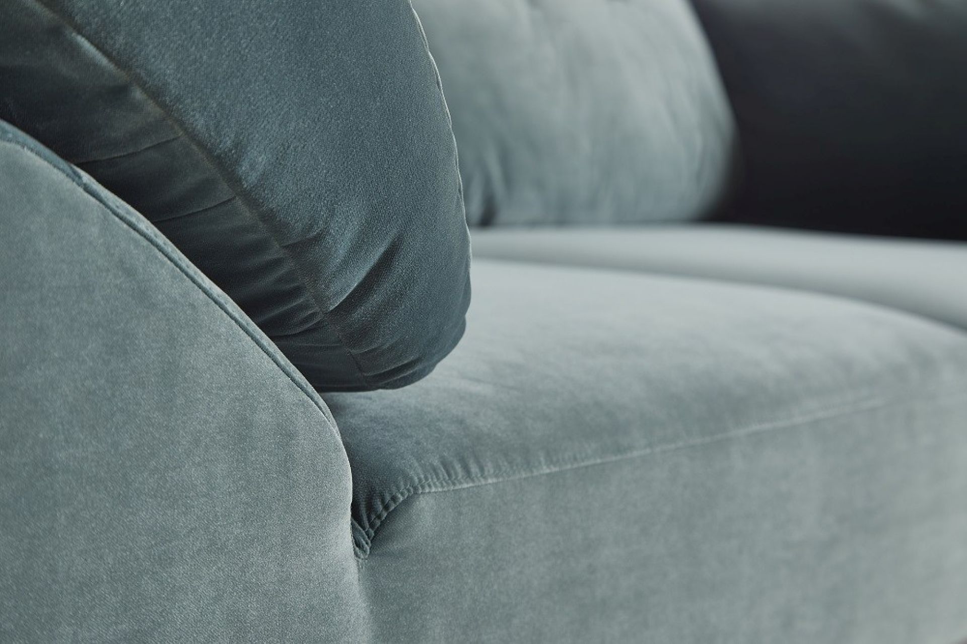 Detailaufnahme: Collar Sofa von Woud, 3-Sitzer, blaugrüner Stoff, modernes Design, hochwertige Polsterung.