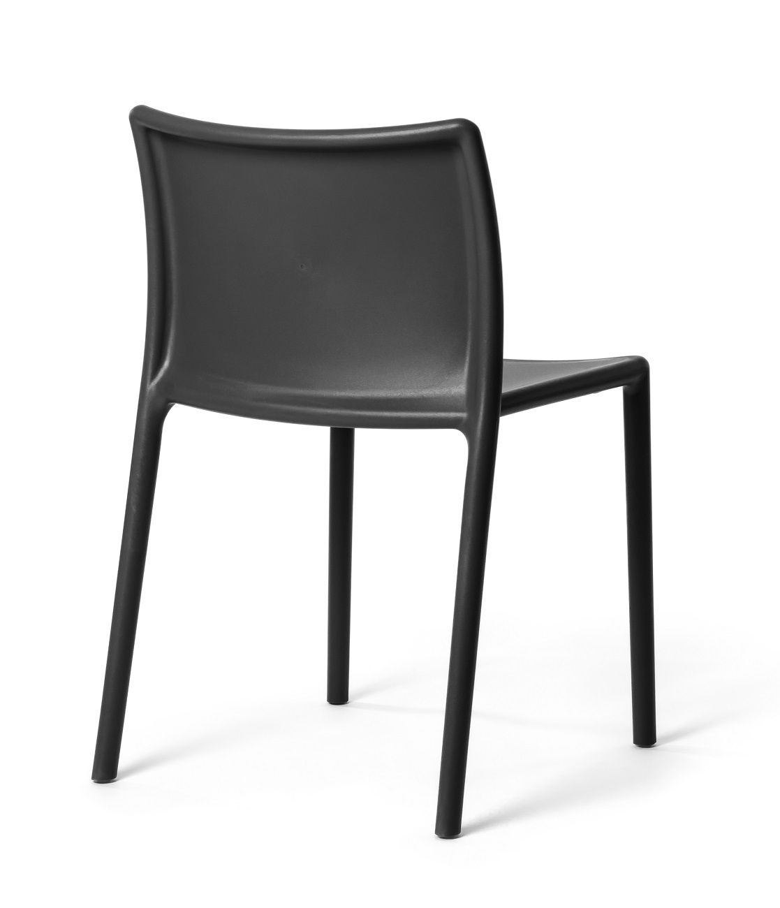 Schwarzer Magis Air Chair Stuhl für drinnen und draußen, Rückansicht auf weißem Hintergrund.