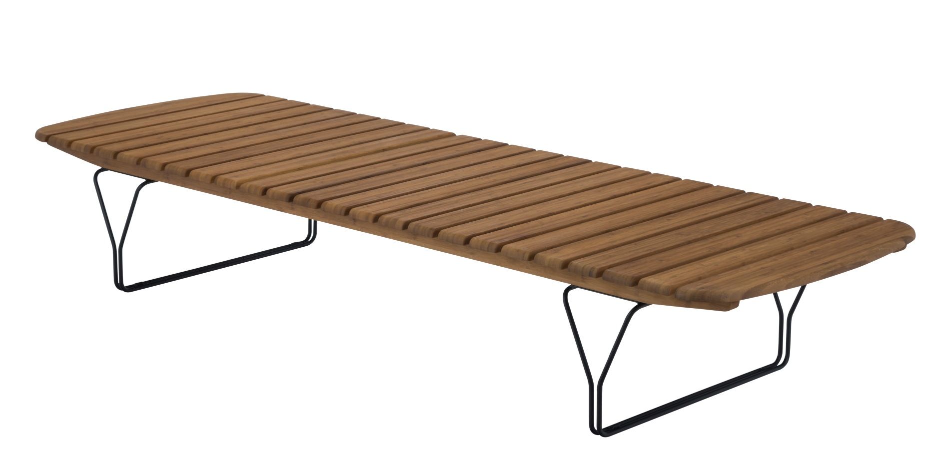 Molo Sonnenliege von Houe: Moderne Outdoor Liege aus Holz mit schwarzem Metallgestell.