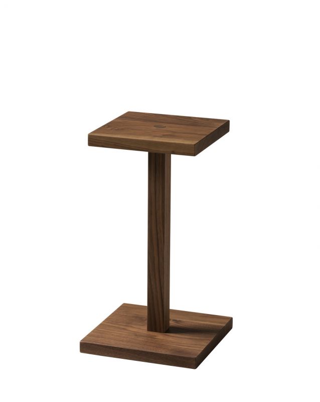 Peana Molina Beistelltisch aus Holz, minimalistisches Design mit quadratischer Tischplatte und Fuß.