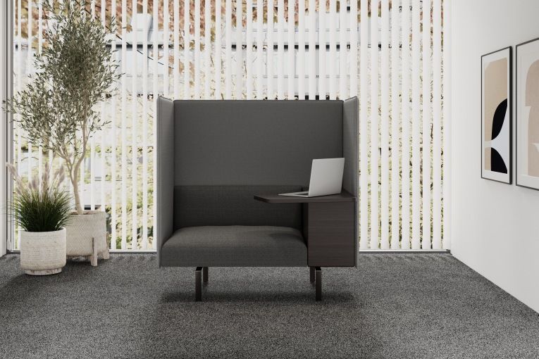 Muud Silent Sessel mit Schreibtablar: Grauer Bürosessel mit hoher Rückenlehne und Laptop auf Ablage.