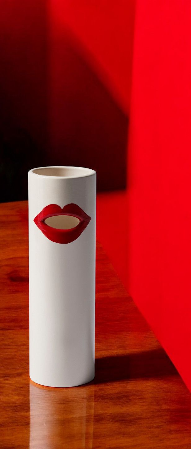 Weiße Cassina Vase "Bocca" mit rotem Lippen-Design, moderne Deko-Vase für Blumen und Pflanzen.