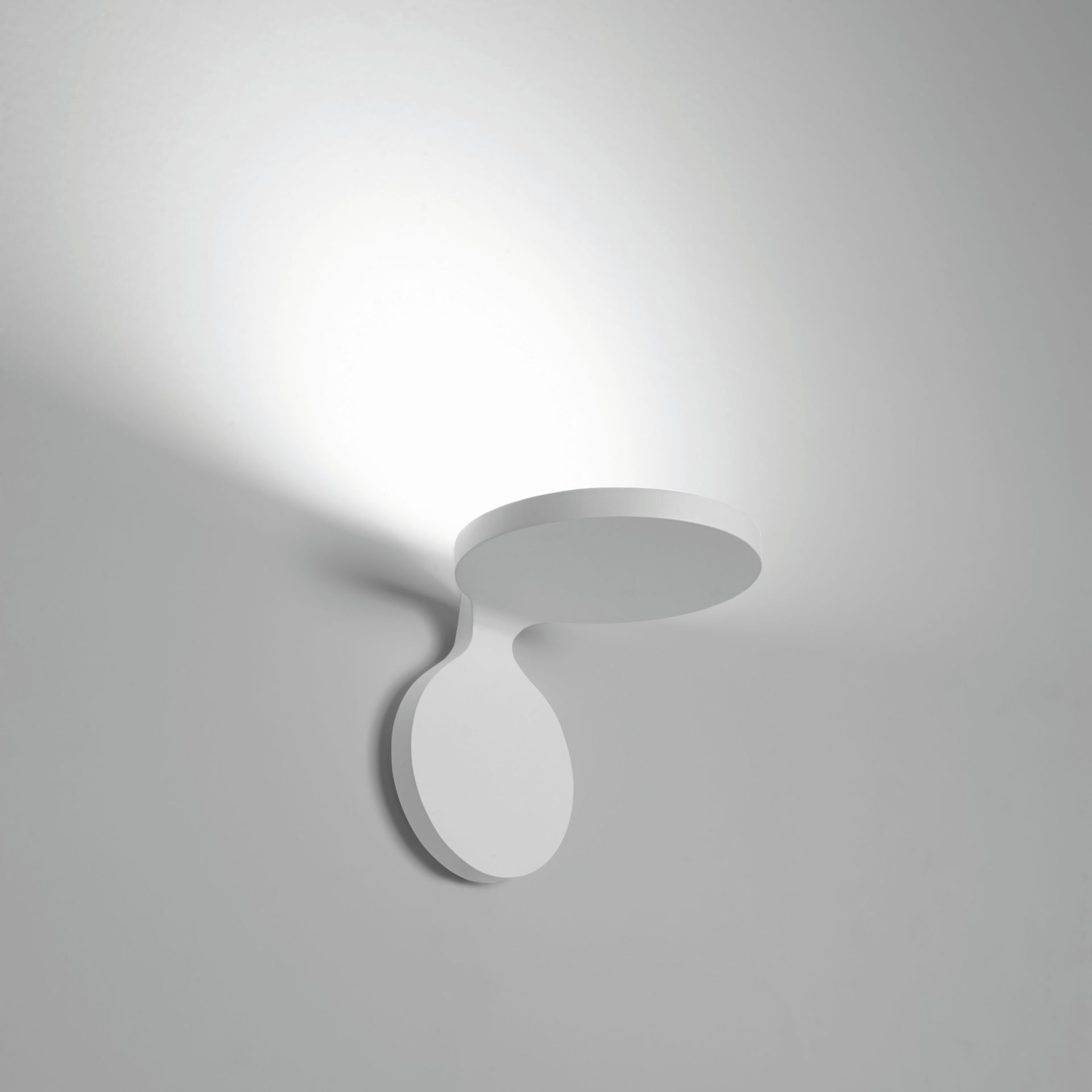 Weiße Rea Wandleuchte von Artemide, modernes Design für indirekte Beleuchtung im Innenbereich.