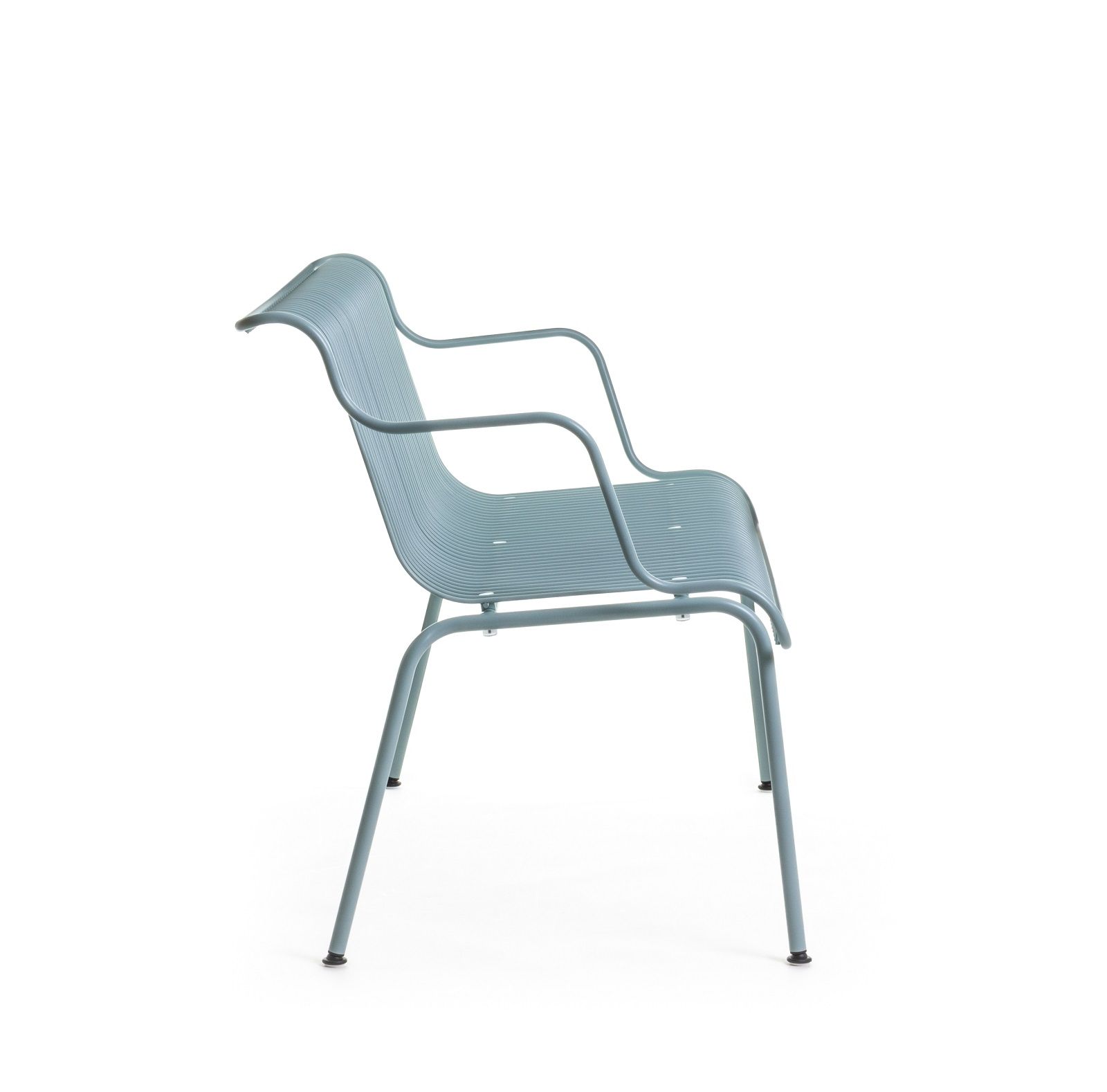 South Outdoor Stuhl von Magis, hellblaues Metall, Seitenansicht, Gartenmöbel für Terrasse und Balkon.