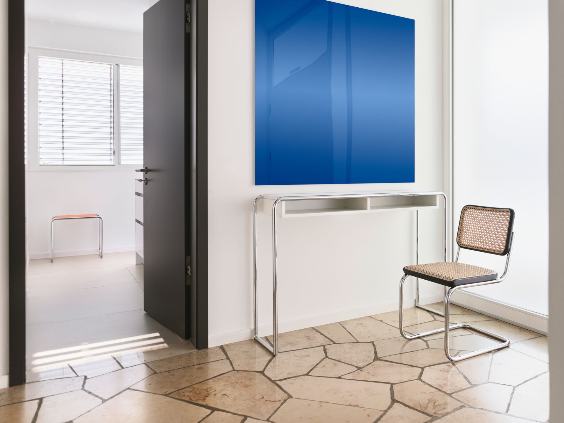 S 32 V Thonet Freischwinger Stuhl mit Stahlrohr Gestell und Wiener Geflecht Sitzfläche im Interieur.