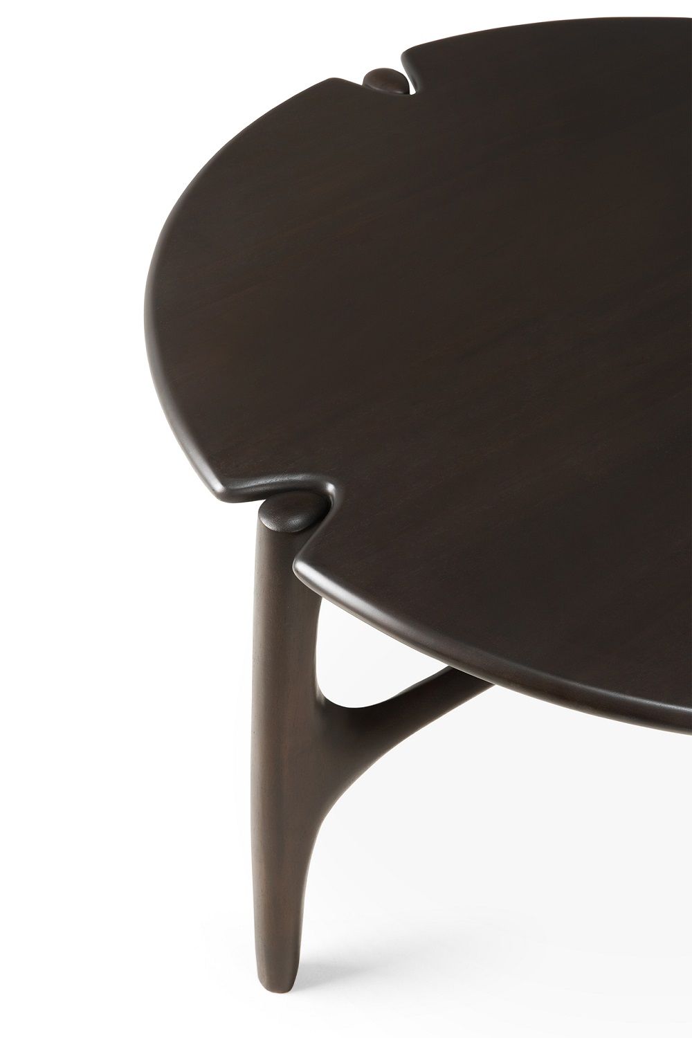 Detailaufnahme: Runder PI Couchtisch von Ethnicraft aus Mahagoni, lackiert, modernes Design.