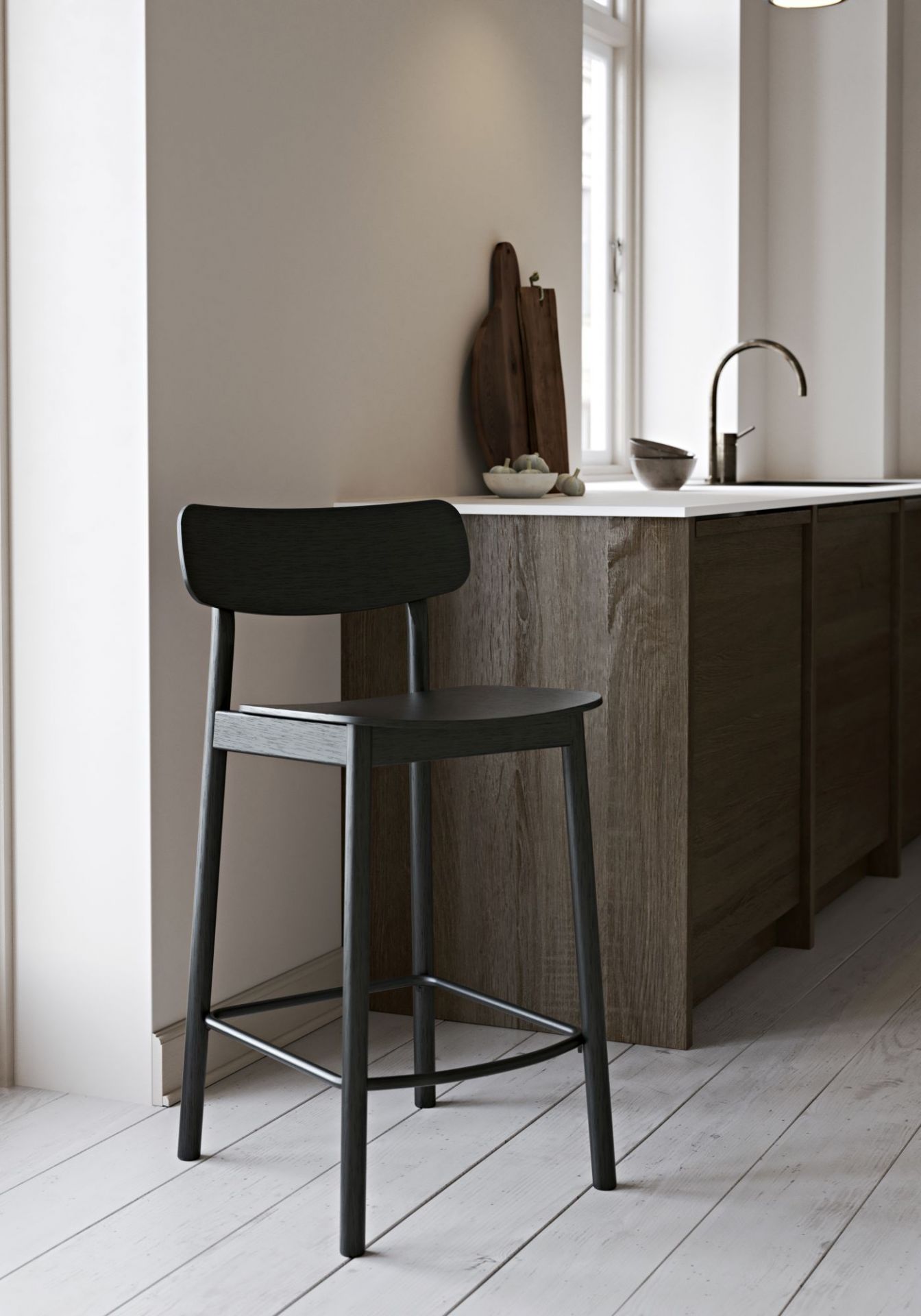 Schwarzer Soma Thekenstuhl von Woud aus Esche vor einer Kücheninsel. Moderner Barhocker.