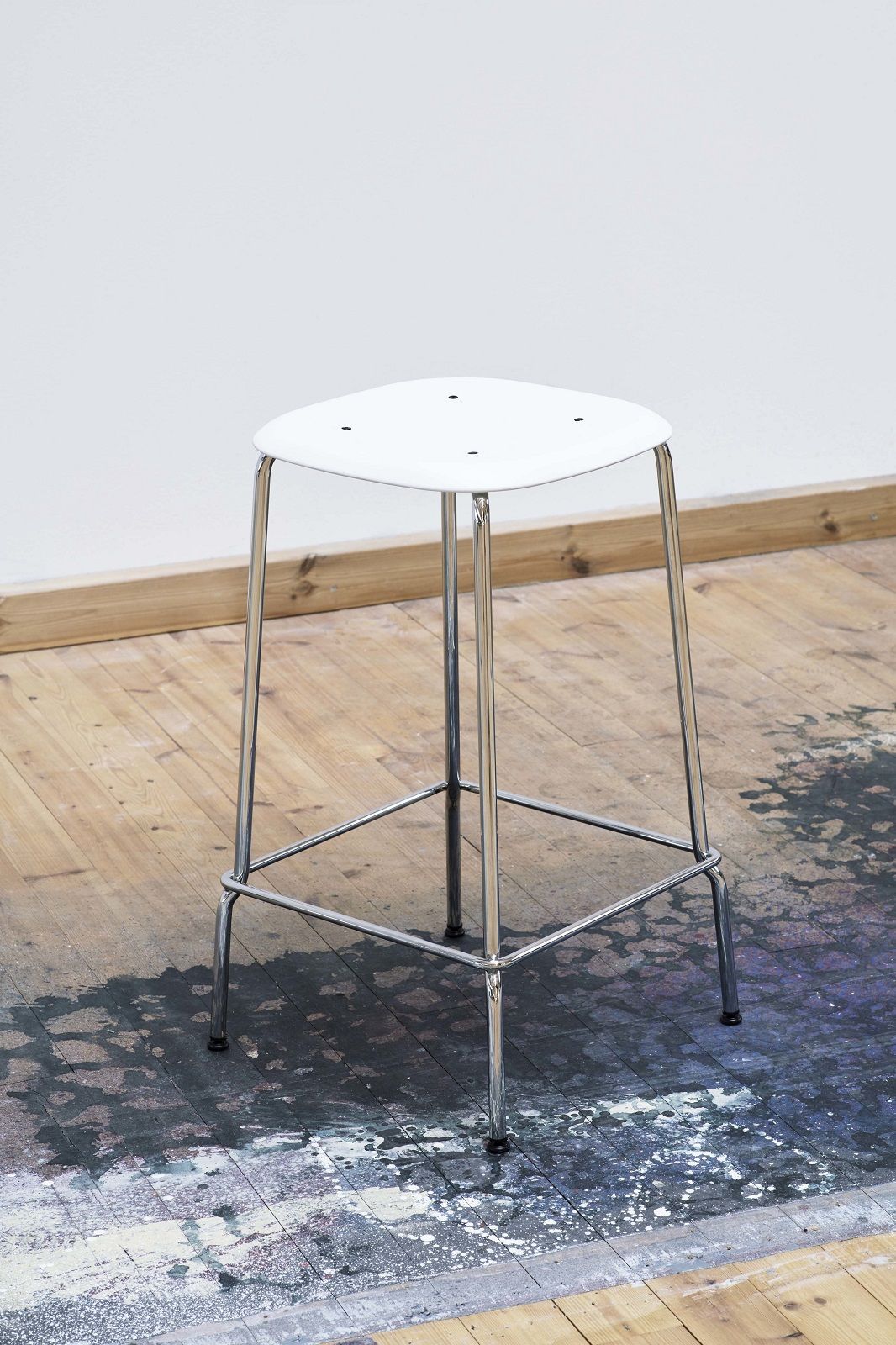 Weißer Soft Edge Hocker von Hay mit verchromtem Gestell auf einem Holzboden. Moderner Barhocker.