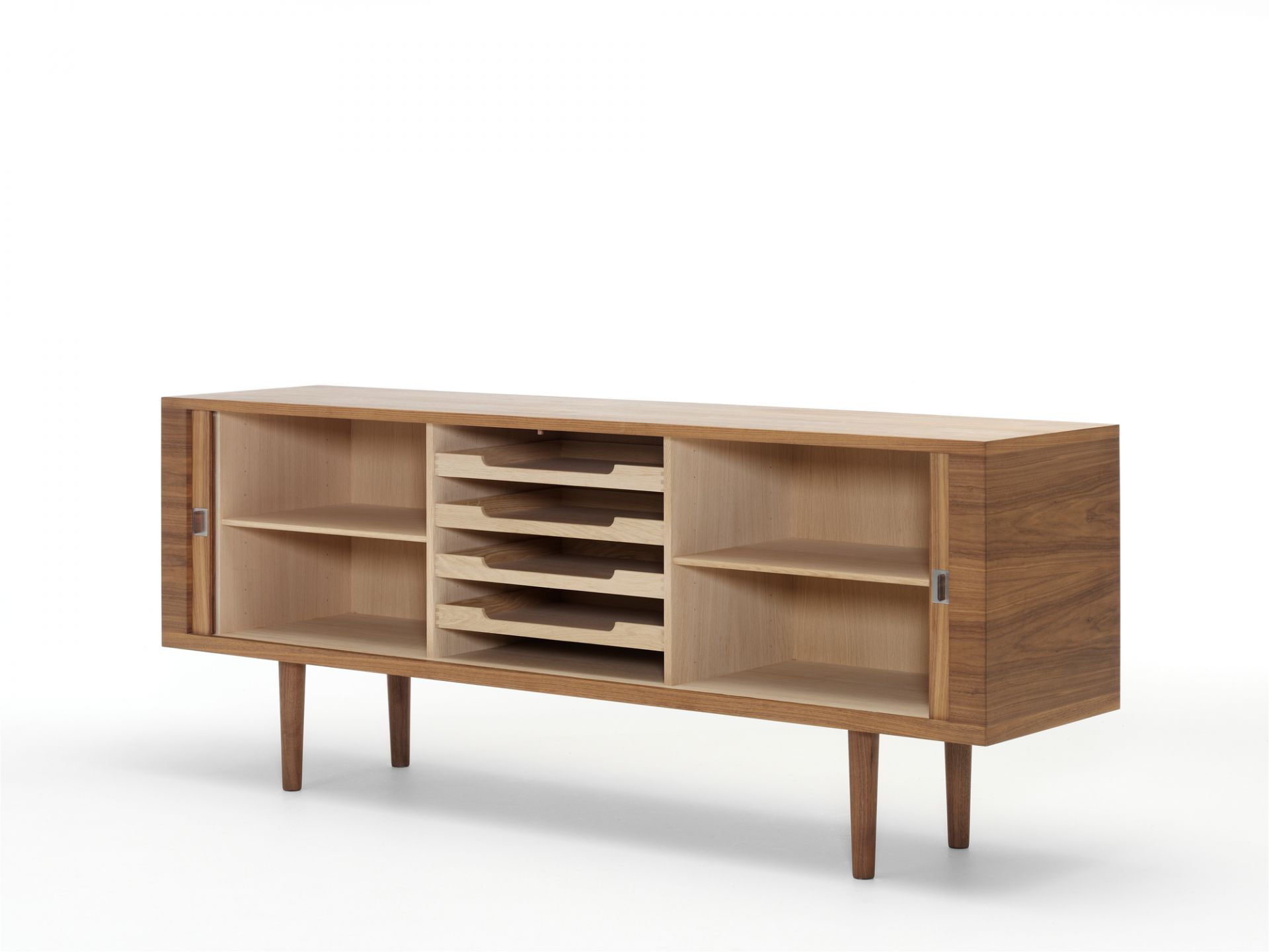CH825 Credenza Sideboard von Carl Hansen & Søn aus geöltem Walnussholz mit Holzgestell.