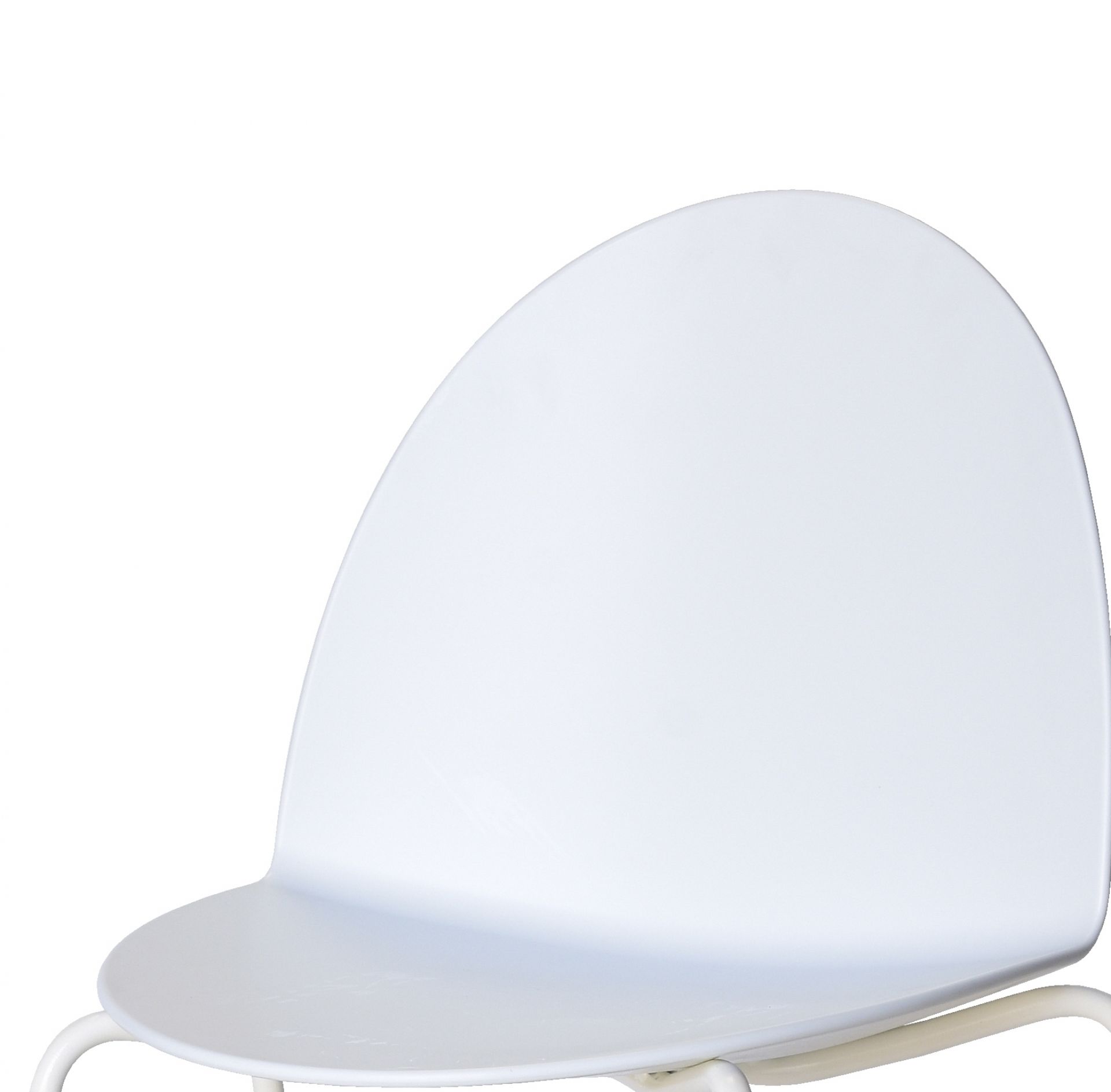 Detailaufnahme: Weißer Camel Stuhl mit Kufengestell von Segis, moderner Designstuhl für Esszimmer und Büro.