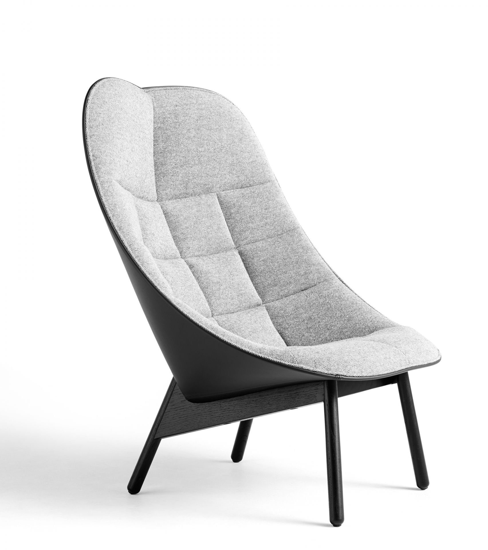 Uchiwa Quilt Armchair Sessel von Hay, gepolstert mit grauem Stoff und schwarzem Holzgestell.