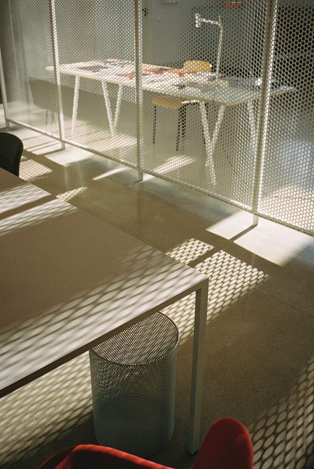 Detailaufnahme des Hay Loop Stand Table 160, ein moderner Esstisch mit minimalistischem Design.