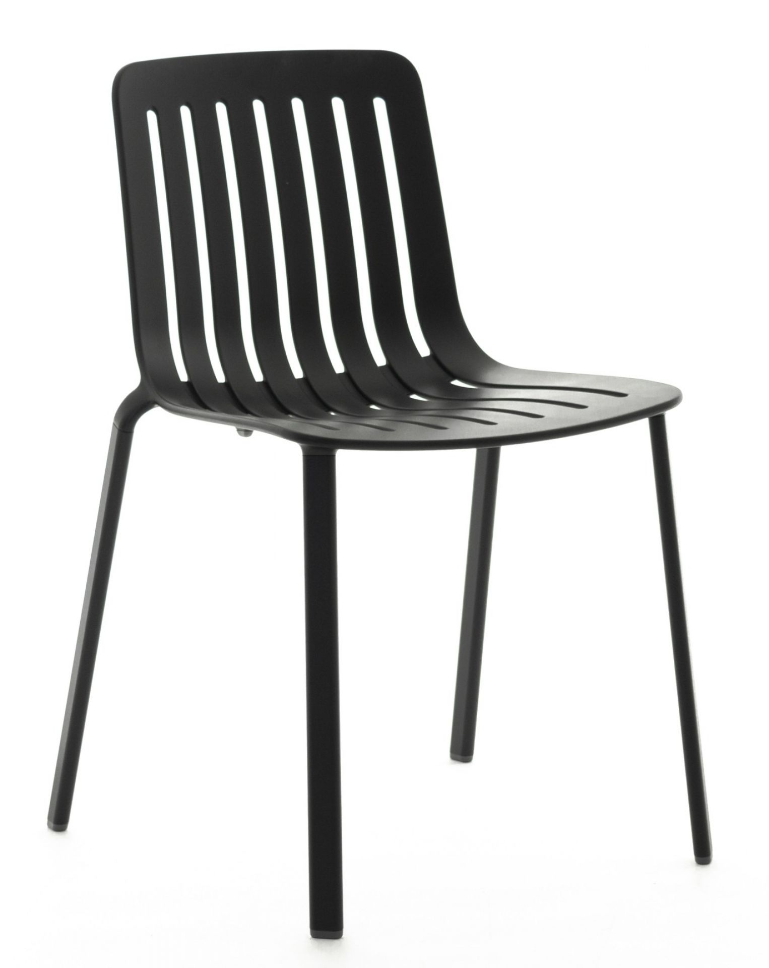 Schwarzer Plato Stuhl von Magis mit vertikalen Streben im Rücken und vier Beinen.