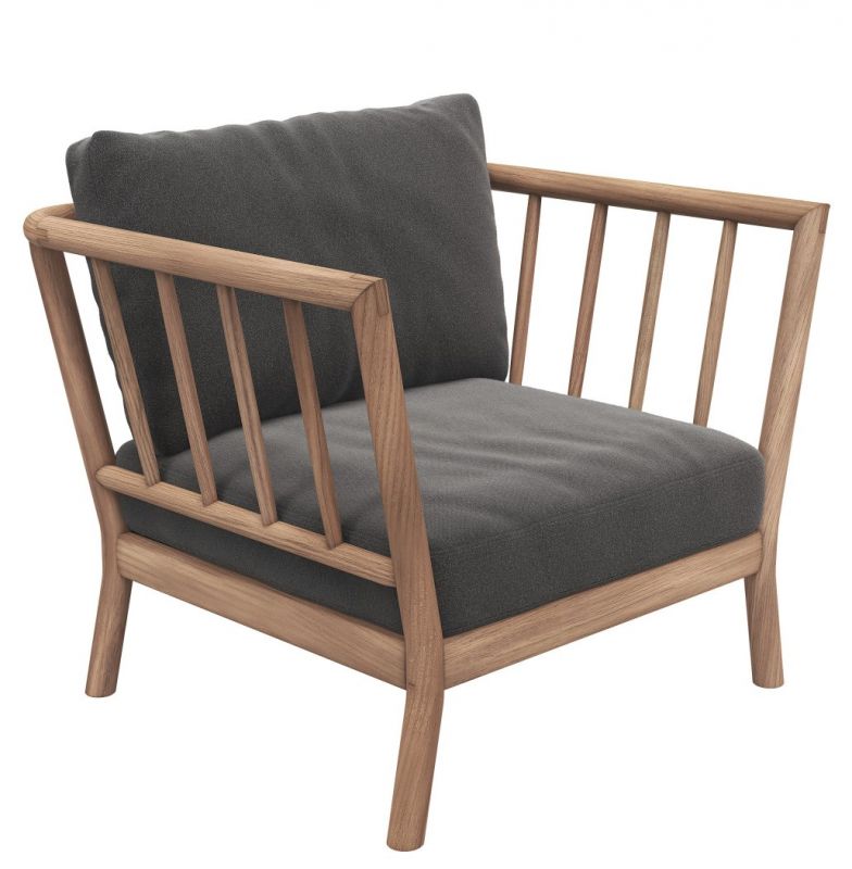 Tradition Lounge Chair Sessel von Skagerak by Fritz Hansen mit Holzrahmen und grauen Polstern.