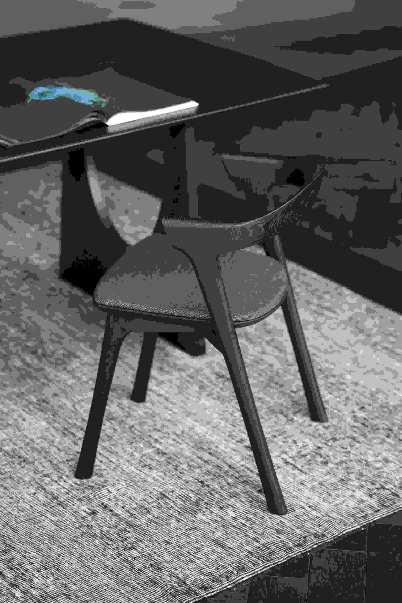 Bok Stuhl Eiche braun / Stoff Schwarz Ethnicraft