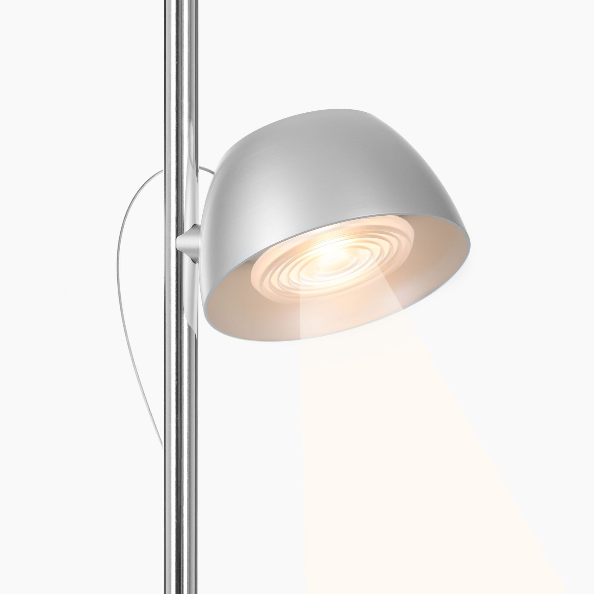 Irio S Stehleuchte von Baltensweiler: Moderne Stehlampe mit silbernem Lampenschirm und warmem Licht.