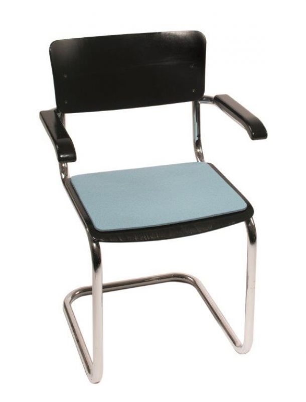 Stuhl mit graphit melierter Filz Sitzauflage. Wollfilz Auflage für bequemes Sitzen.