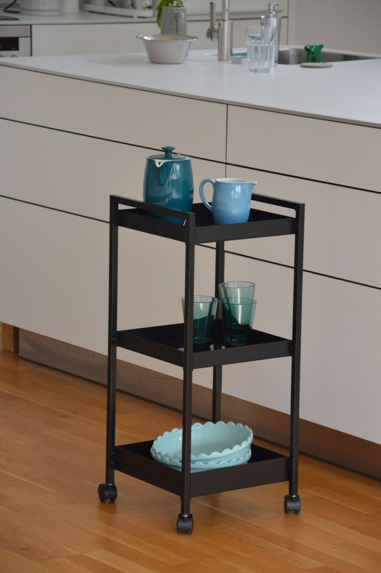 Schwarzer Jan Kurtz Servierwagen "Butler L" mit Geschirr auf drei Ebenen, für Küche und Wohnzimmer.