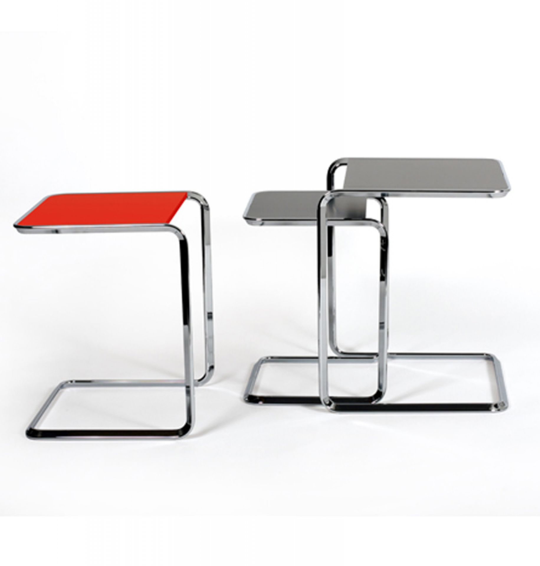 K3A, B, C Satztische Tetca: Zwei moderne Beistelltische mit Stahlrohrgestell, rot und grau.