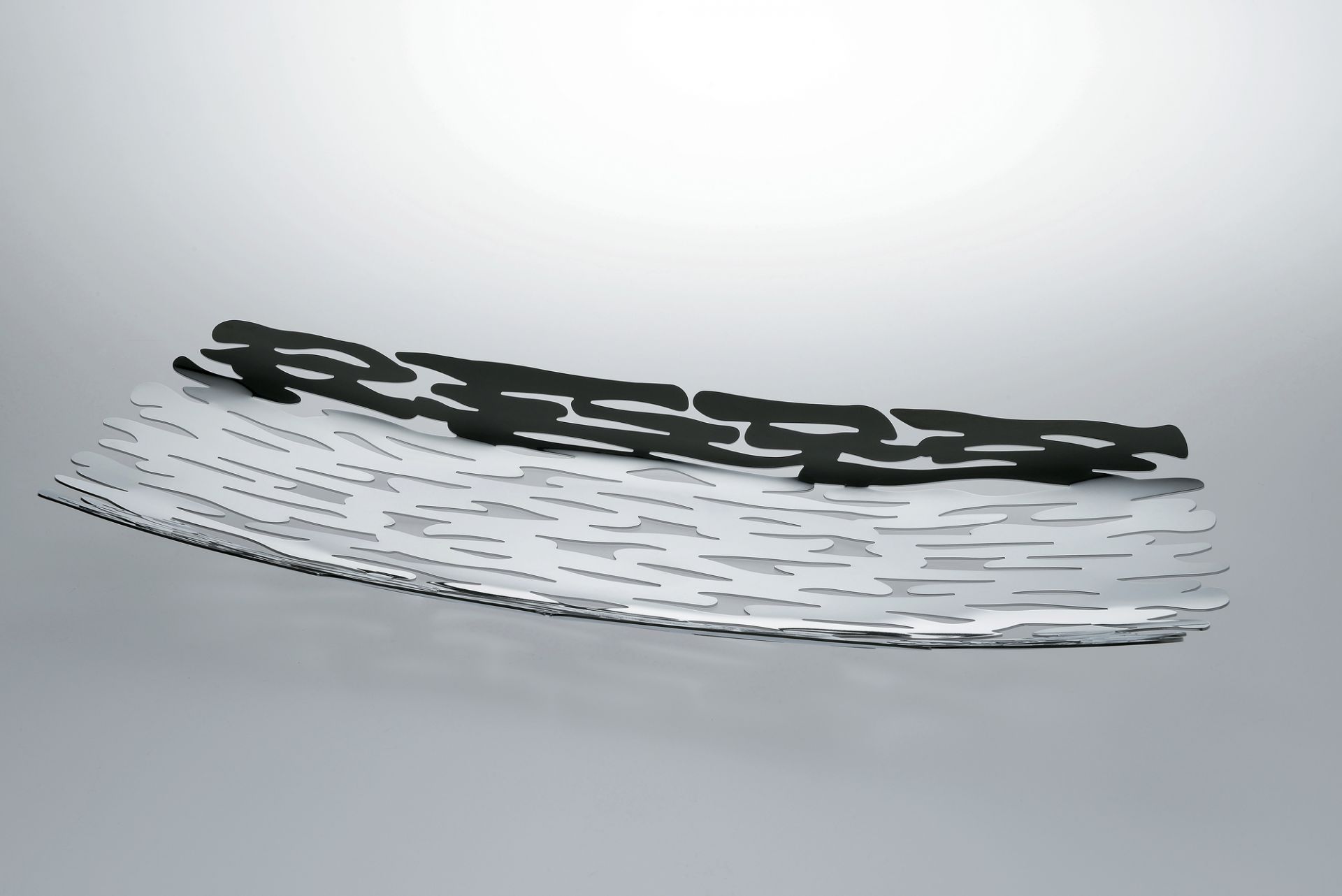 Alessi Bark Tafelaufsatz aus Edelstahl, dekorative Obstschale mit filigranem Muster.