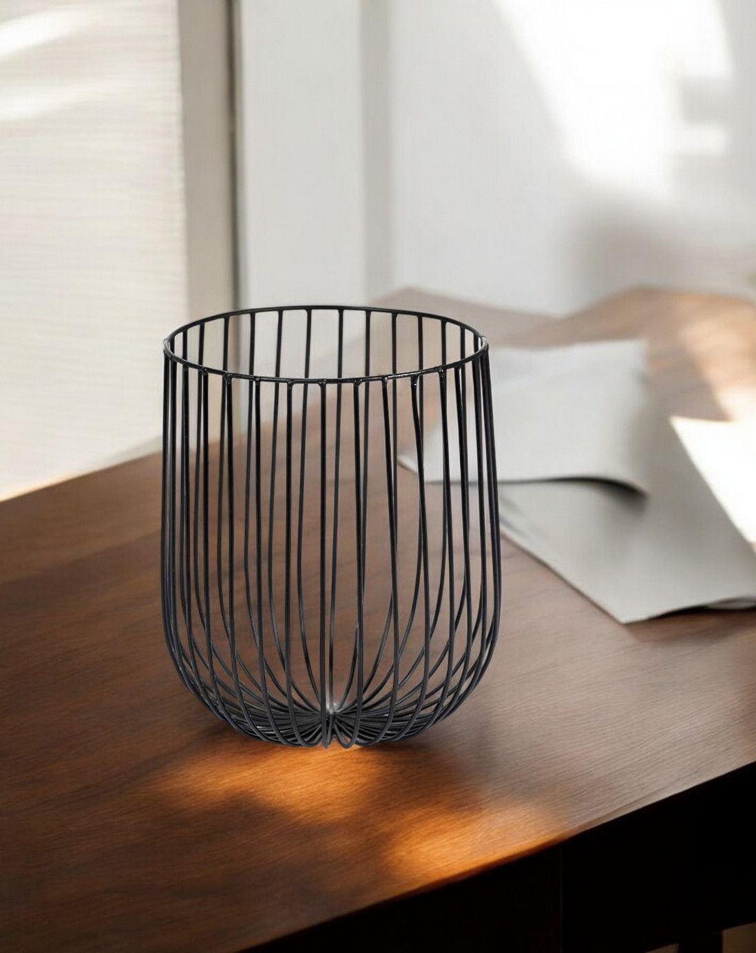 Schwarzer Catu Korb von Serax, ein dekorativer Drahtkorb für Wohnaccessoires und Aufbewahrung auf einem Holztisch.