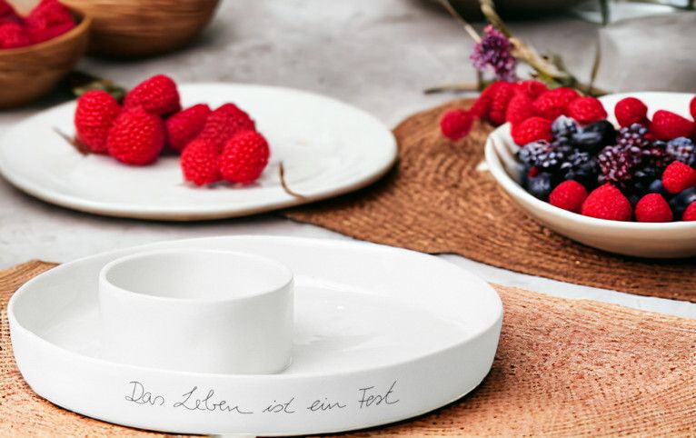 Weiße Schale "Das Leben ist ein Fest" von Räder mit Dipschale und Beeren.
