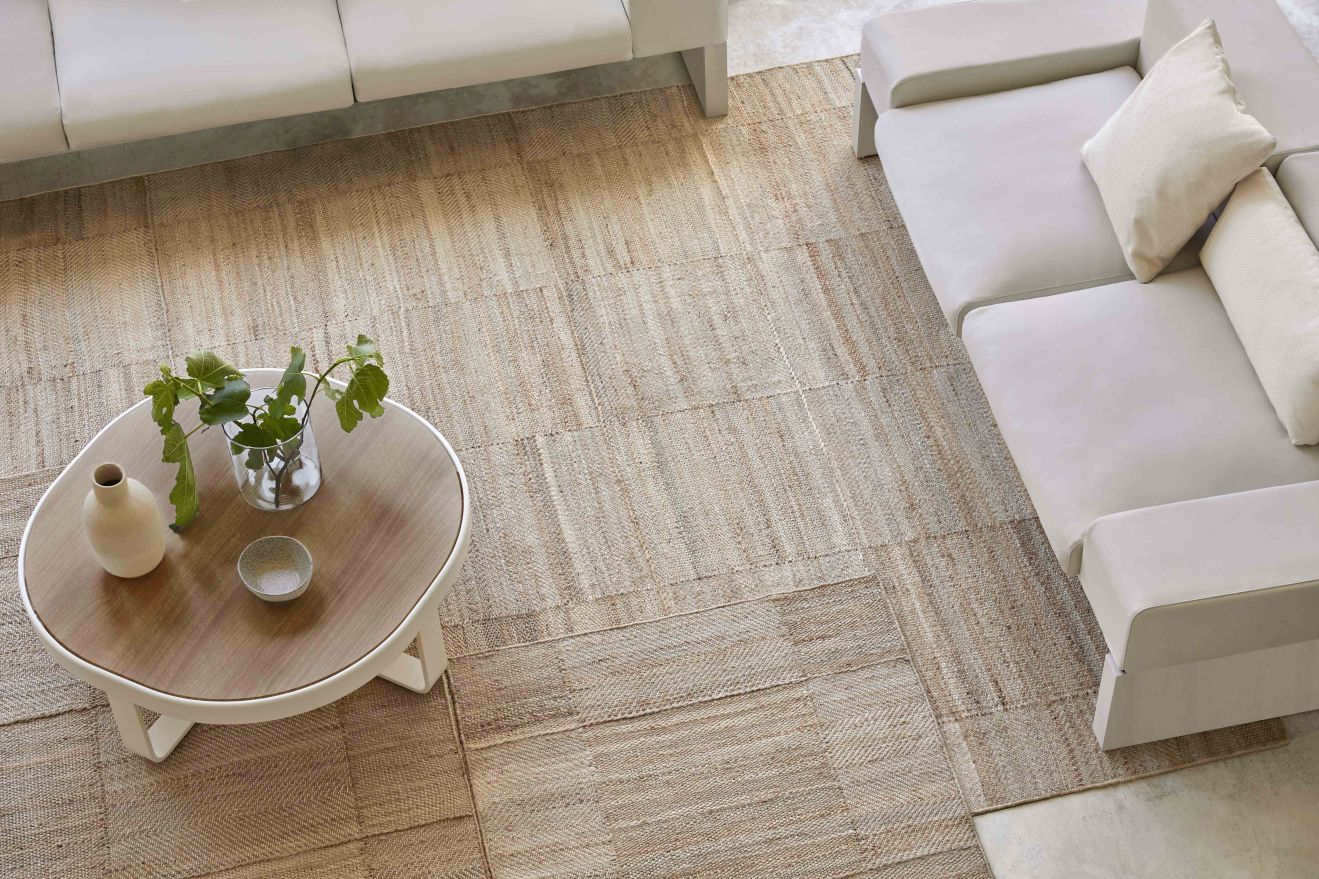 Ansicht des Roots Teppichs von Gan, ein rechteckiger Teppich aus Naturfasern im Wohnzimmer.